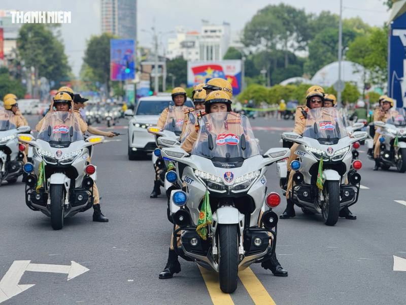 Nữ CSGT dẫn đoàn duy nhất lái siêu mô tô trong 'Vinh quang Công an nhân dânVN'  - Ảnh 10.