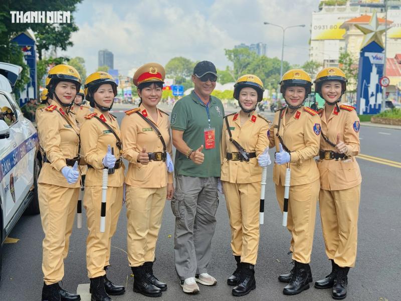 Nữ CSGT dẫn đoàn duy nhất lái siêu mô tô trong 'Vinh quang Công an nhân dânVN'  - Ảnh 11.
