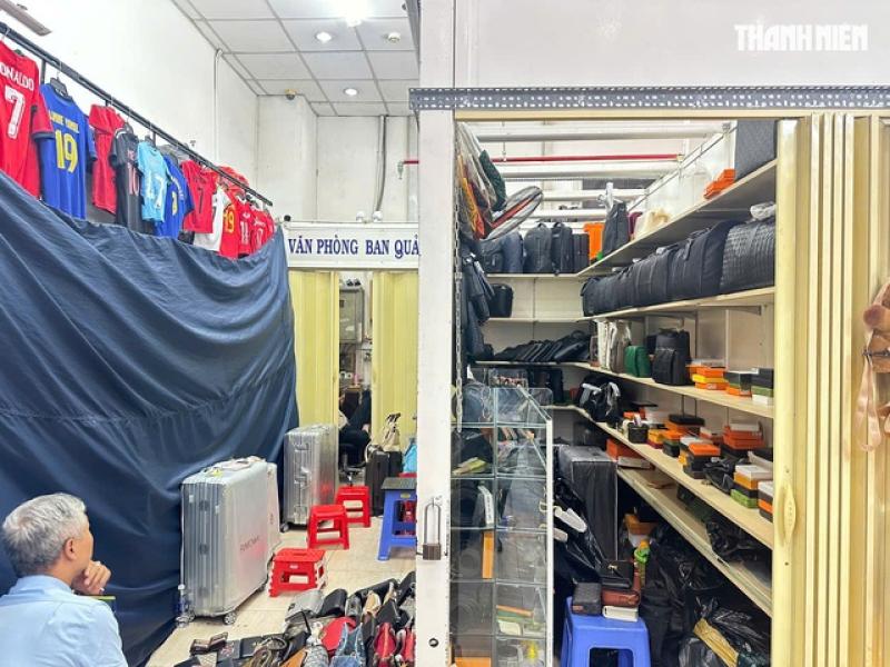 TP.HCM: Kiểm tra Saigon Square vẫn phát hiện nhiều sản phẩm nghi hàng giả- Ảnh 7.