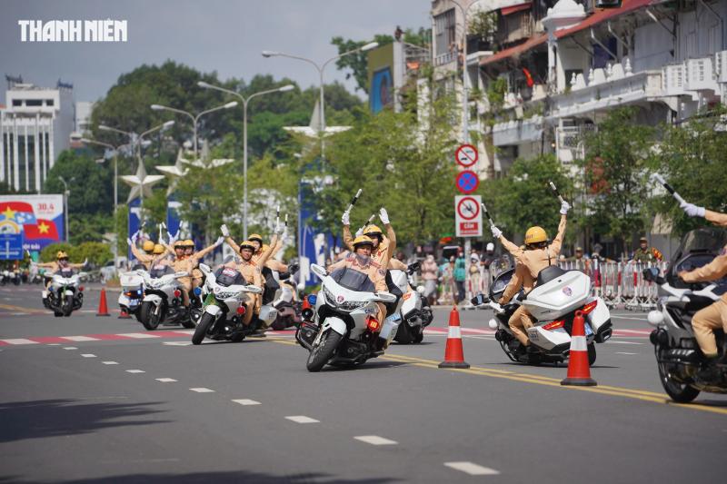 Nữ CSGT dẫn đoàn duy nhất lái siêu mô tô trong 'Vinh quang Công an nhân dânVN'  - Ảnh 1.