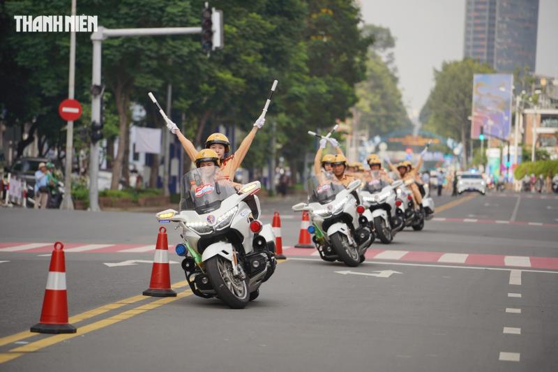 Nữ CSGT dẫn đoàn duy nhất lái siêu mô tô trong 'Vinh quang Công an nhân dânVN'  - Ảnh 3.