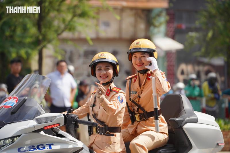 Nữ CSGT dẫn đoàn duy nhất lái siêu mô tô trong 'Vinh quang Công an nhân dânVN'  - Ảnh 4.