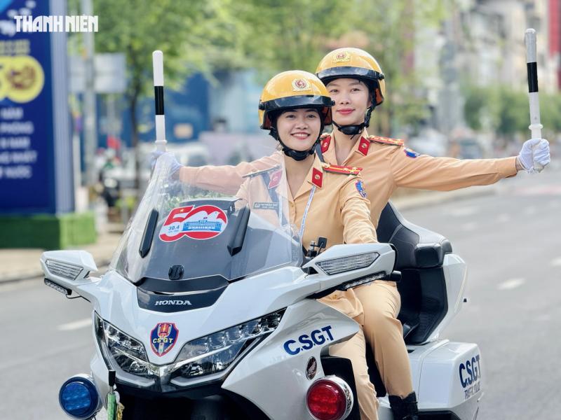 Nữ CSGT dẫn đoàn duy nhất lái siêu mô tô trong 'Vinh quang Công an nhân dânVN'  - Ảnh 9.