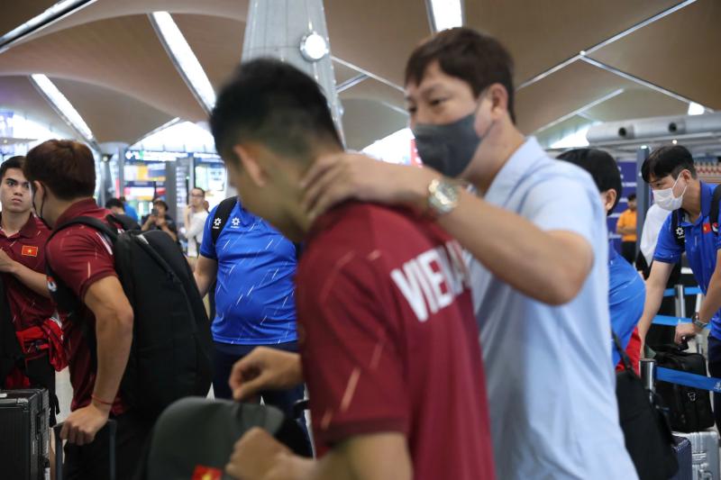 Đội tuyển Việt Nam trầm lắng về nước sau nỗi buồn thất bại, HLV Kim Sang-sik vỗ về học trò- Ảnh 10. Đội tuyển Việt Nam trầm lắng về nước sau nỗi buồn thất bại, HLV Kim Sang-sik vỗ về học trò- Ảnh 10.