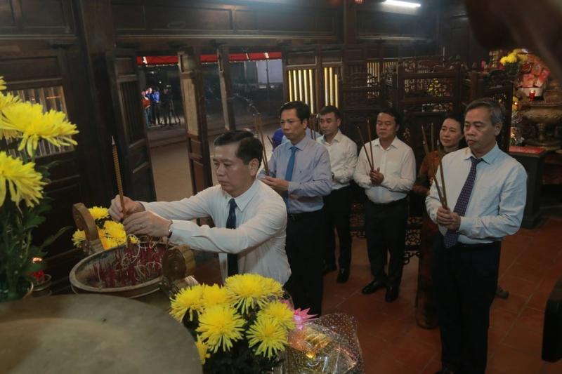 Sông Thạch Hãn lặng trôi, hoa đăng rực sáng tri ân- Ảnh 1.