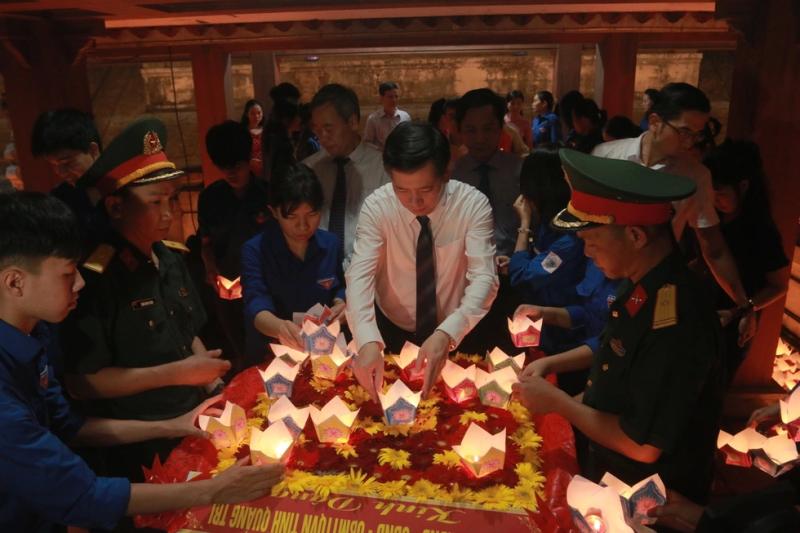 Sông Thạch Hãn lặng trôi, hoa đăng rực sáng tri ân- Ảnh 4.