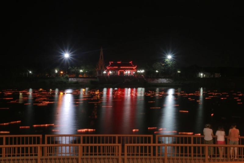 Sông Thạch Hãn lặng trôi, hoa đăng rực sáng tri ân- Ảnh 3.