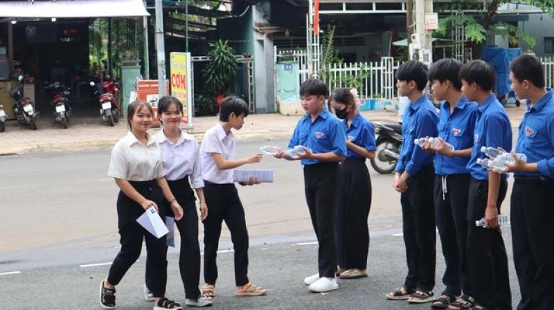 Giúp thí sinh không bị trễ thi - Ảnh 1.