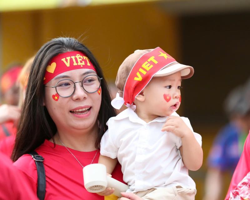 CĐV Việt Nam hừng hực khí thế 'đổ bộ' Bukit Jalil, tiếp lửa thầy trò HLV Kim đấu Malaysia- Ảnh 10.