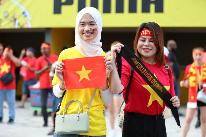 CĐV Việt Nam hừng hực khí thế 'đổ bộ' Bukit Jalil, tiếp lửa thầy trò HLV Kim đấu Malaysia- Ảnh 9.