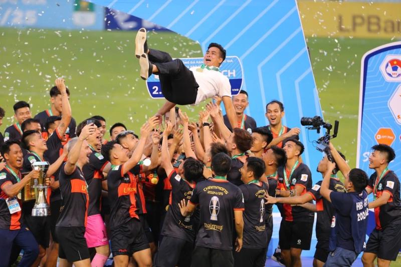 Hoàng Đức, Văn Lâm và Ninh Bình rước cúp vô địch: V-League có thêm đối thủ cực chất- Ảnh 5.