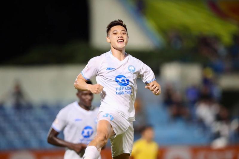 CLB Nam Định vô địch sớm , cuộc đua trụ hạng V - League kịch tính - Ảnh 2.
