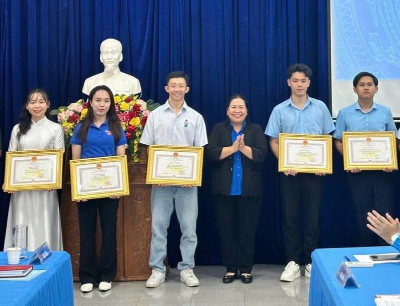 Tiền vệ Châu Ngọc Quang được vinh danh là công dân trẻ tiêu biểu tỉnh Gia Lai  - Ảnh 2.