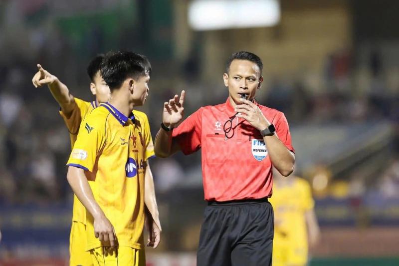 Lộ diện 2 trọng tài Malaysia điều hành trận play-off: Bình Phước tạo lịch sử, hay Đà Nẵng thoát hiểm?- Ảnh 1.