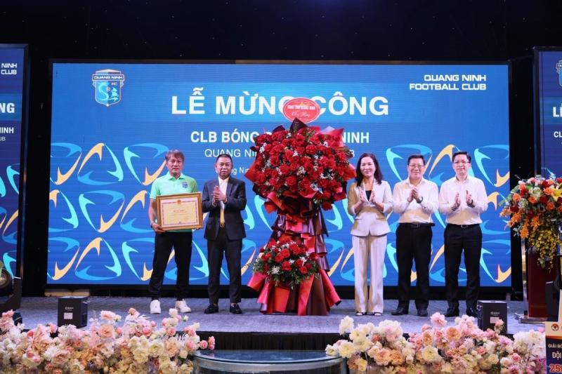 CLB Quảng Ninh được thưởng tiền tỉ vì sớm thăng hạng nhất, sắp được bàn giao sân Cẩm Phả- Ảnh 1.