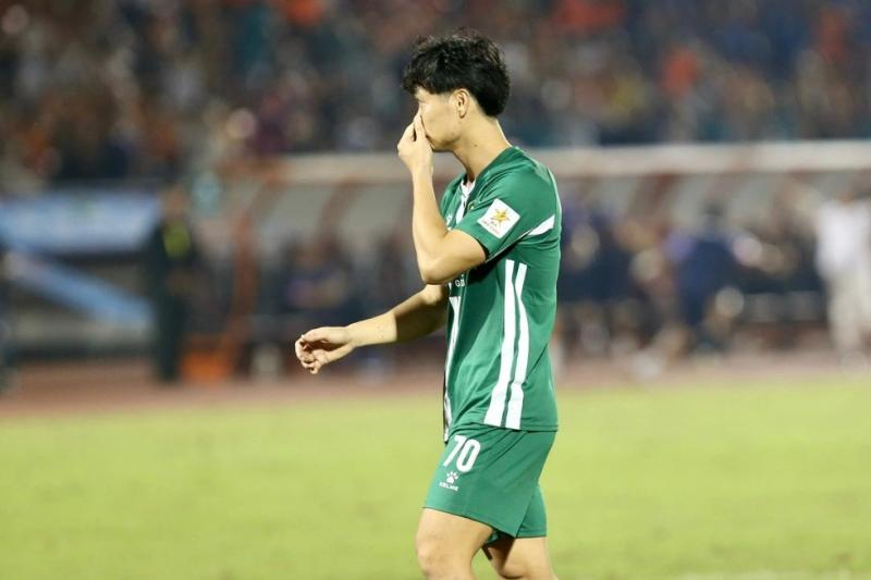 Cản phá ngoạn mục quả phạt đền của Công Phượng, Bùi Tiến Dũng: 'Tôi quá vui, Đà Nẵng kiên cường trụ hạng’- Ảnh 5.
