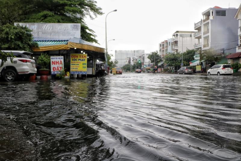 TP.HCM mưa ngập sáng nay gây khó khăn cho người dân Trong giờ đi làm - Ảnh 4. TP.HCM mưa ngập sáng nay gây khó khăn cho người dân Trong giờ đi làm - Ảnh 4.