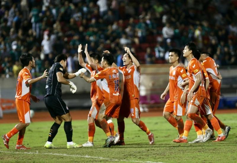 Cản phá ngoạn mục quả phạt đền của Công Phượng, Bùi Tiến Dũng: 'Tôi quá vui, Đà Nẵng kiên cường trụ hạng’- Ảnh 8.