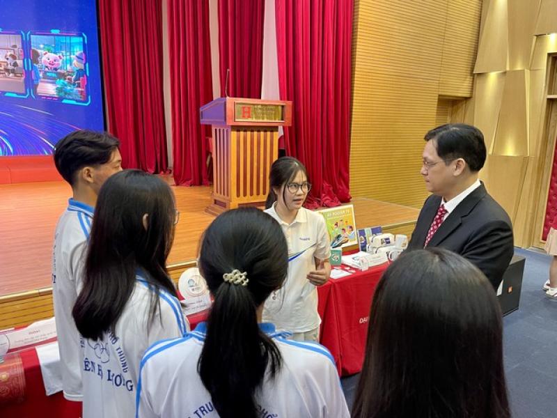 5 Nữ sinh Quảng Ngãi giành quán quân cuộc thi AI học đường 2025 - Ảnh 1.