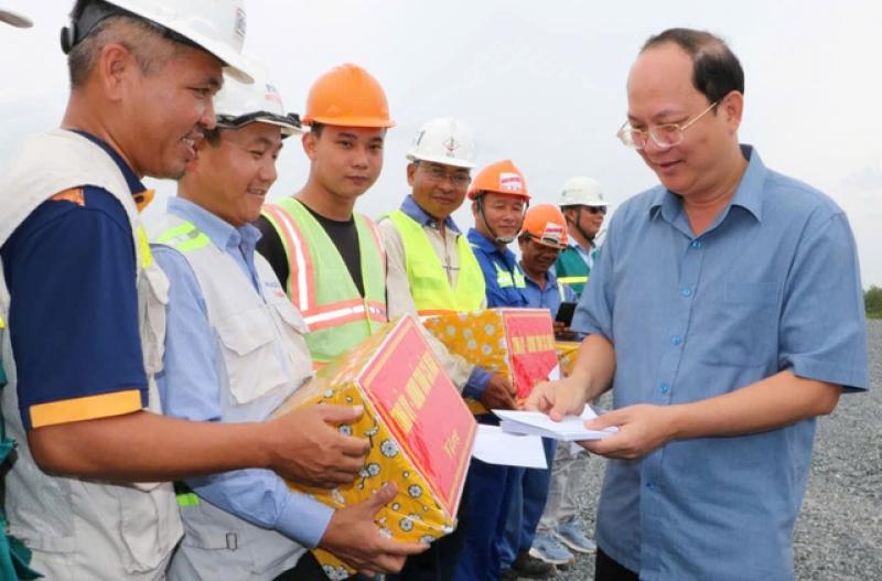 Bí thư Tỉnh ủy Cà Mau trực tiếp 'tiếp lửa' tại công trường cao tốc - Ảnh 1.