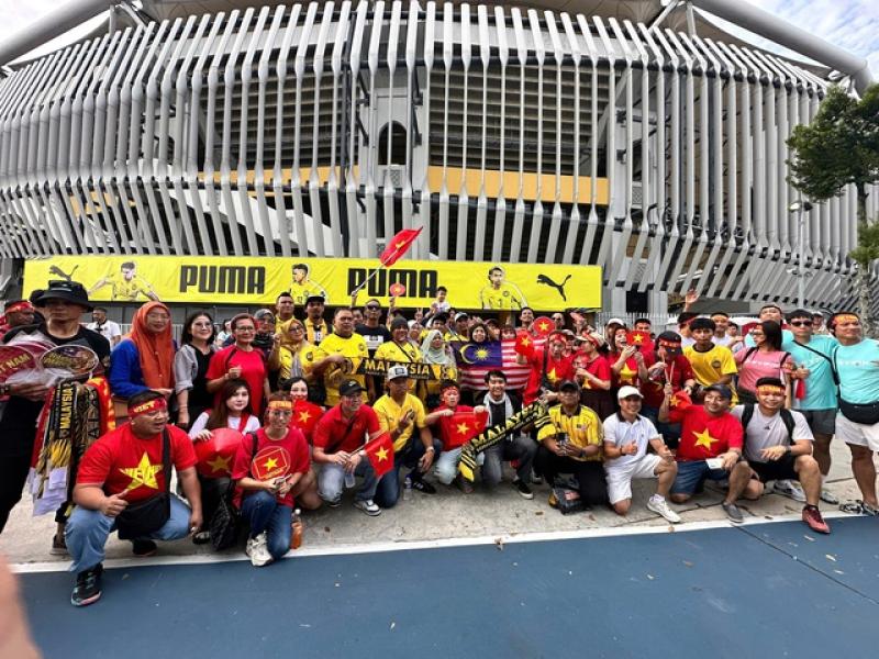 CĐV Việt Nam hừng hực khí thế 'đổ bộ' Bukit Jalil, tiếp lửa thầy trò HLV Kim đấu Malaysia- Ảnh 1.