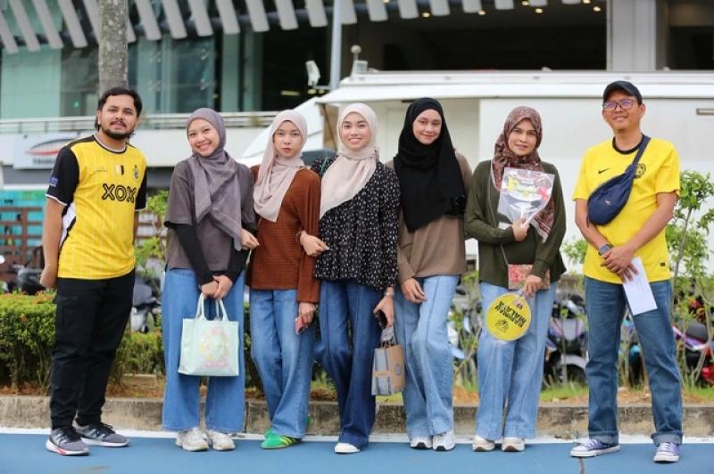 CĐV Việt Nam hừng hực khí thế 'đổ bộ' Bukit Jalil, tiếp lửa thầy trò HLV Kim đấu Malaysia- Ảnh 7.