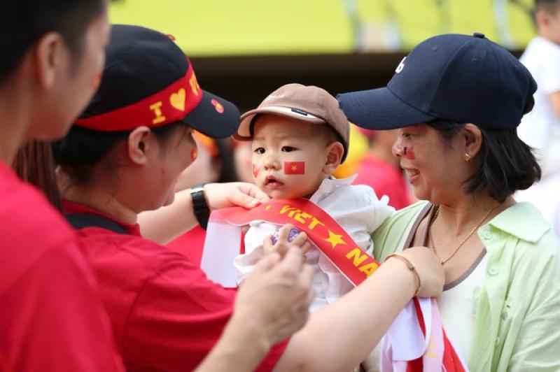 CĐV Việt Nam hừng hực khí thế 'đổ bộ' Bukit Jalil, tiếp lửa thầy trò HLV Kim đấu Malaysia- Ảnh 5.