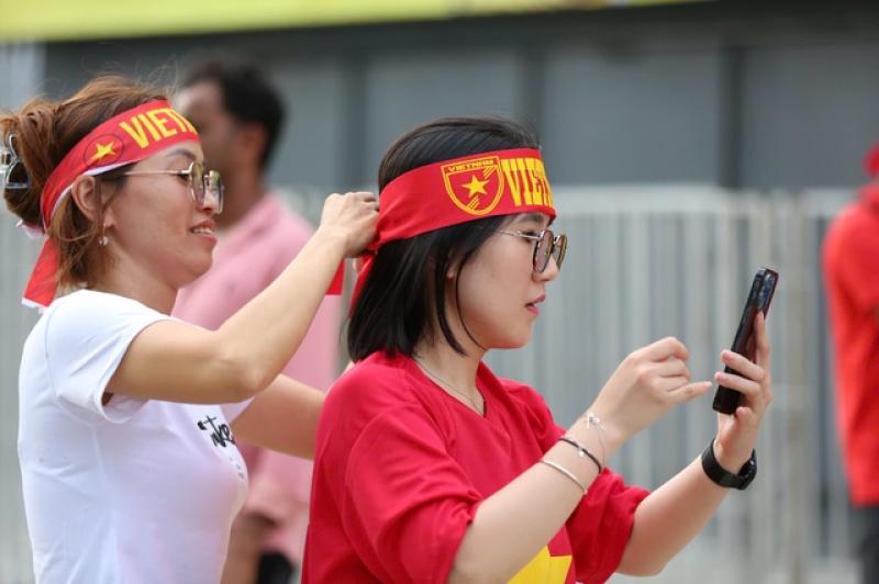 CĐV Việt Nam hừng hực khí thế 'đổ bộ' Bukit Jalil, tiếp lửa thầy trò HLV Kim đấu Malaysia- Ảnh 4.