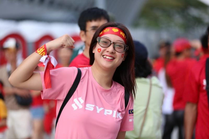 CĐV Việt Nam hừng hực khí thế 'đổ bộ' Bukit Jalil, tiếp lửa thầy trò HLV Kim đấu Malaysia- Ảnh 3.