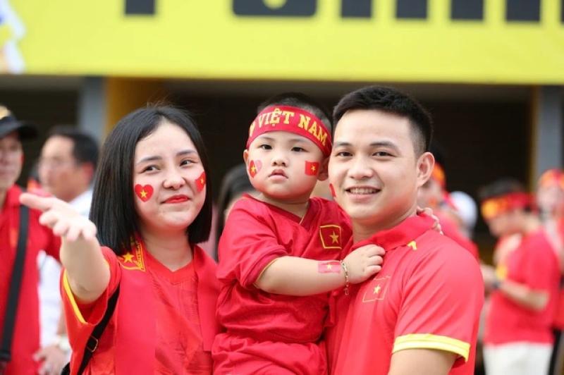 CĐV Việt Nam hừng hực khí thế 'đổ bộ' Bukit Jalil, tiếp lửa thầy trò HLV Kim đấu Malaysia- Ảnh 2.