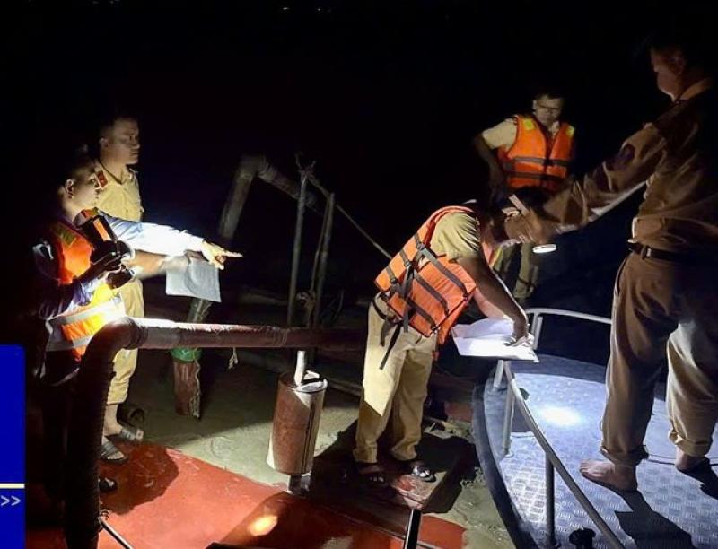 Bắt quả tang 3 sà lan khai thác cát trái phép trên sông Lam- Ảnh 1.
