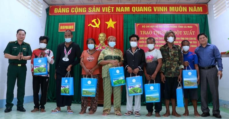 Cà Mau: Hỗ trợ 8 người nước ngoài gặp nạn trên biển- Ảnh 2.