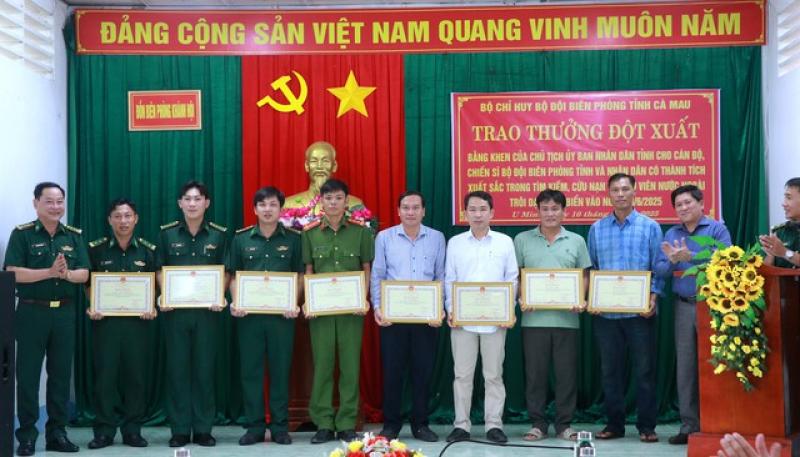 Cà Mau: Hỗ trợ 8 người nước ngoài gặp nạn trên biển- Ảnh 1.