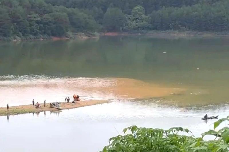 Câu cá ở hồ Tuyền Lâm Đà Lạt, một thanh niên bị nước cuốn mất tích - Ảnh 1.
