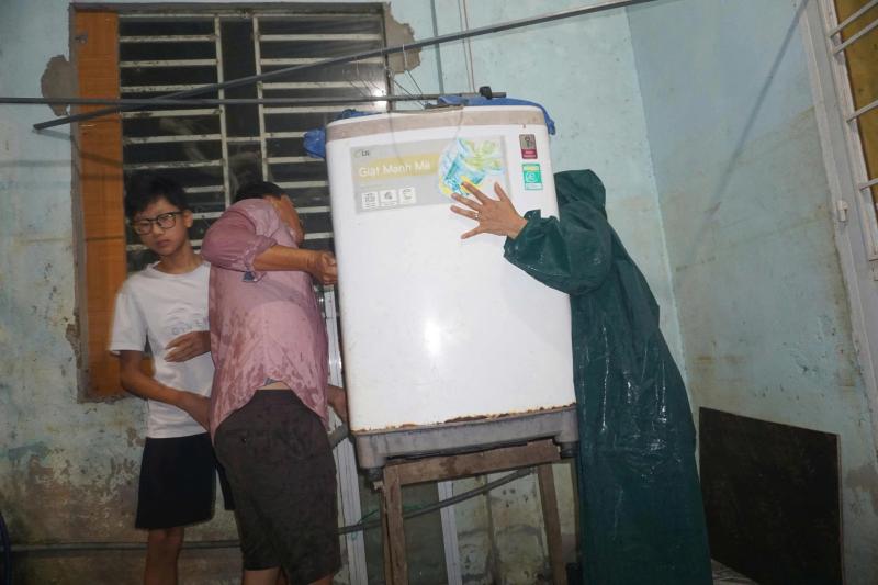 Đà Nẵng: Người dân 'rốn lũ' Mẹ Suốt trắng đêm dọn lụt, sơ tán giữa mùa hè- Ảnh 4.