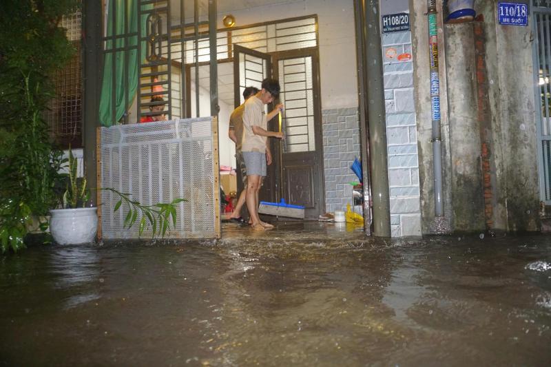 Đà Nẵng: Người dân 'rốn lũ' Mẹ Suốt trắng đêm dọn lụt, sơ tán giữa mùa hè- Ảnh 7.