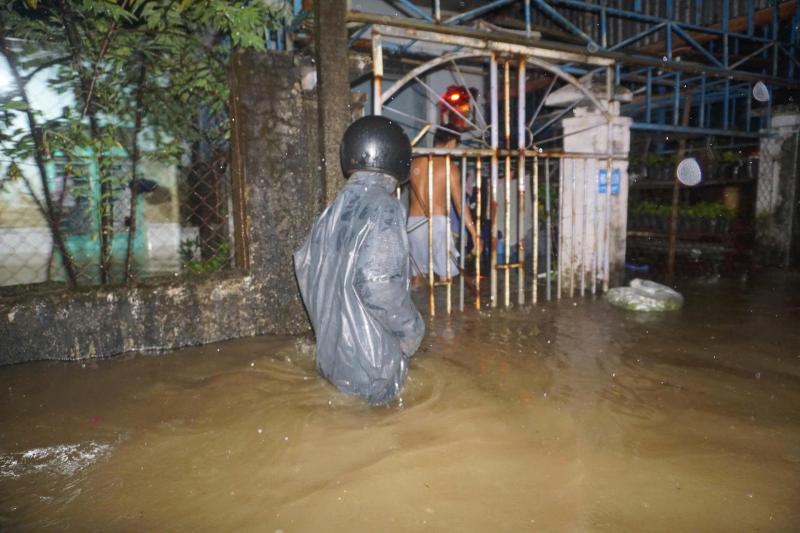 Đà Nẵng: Người dân 'rốn lũ' Mẹ Suốt trắng đêm dọn lụt, sơ tán giữa mùa hè- Ảnh 1.