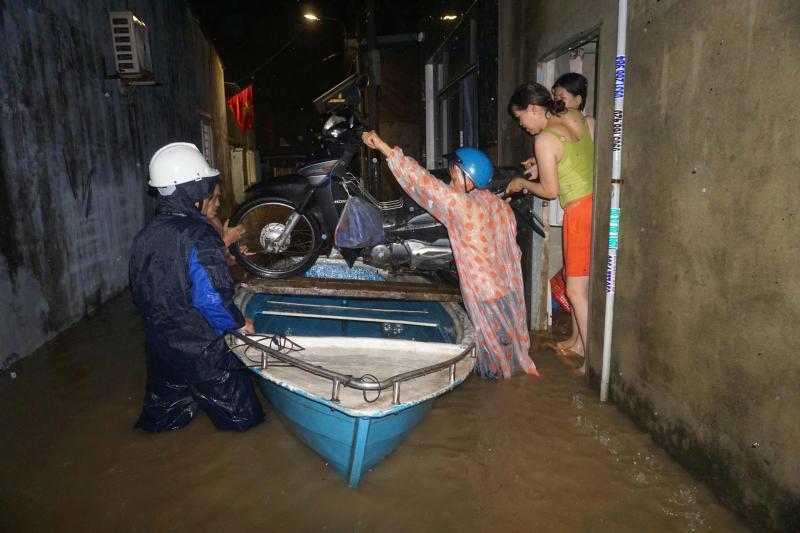 Đà Nẵng: Người dân 'rốn lũ' Mẹ Suốt trắng đêm dọn lụt, sơ tán giữa mùa hè- Ảnh 6.