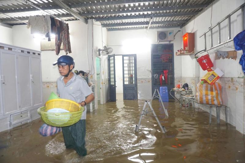 Đà Nẵng: Người dân 'rốn lũ' Mẹ Suốt trắng đêm dọn lụt, sơ tán giữa mùa hè- Ảnh 5.