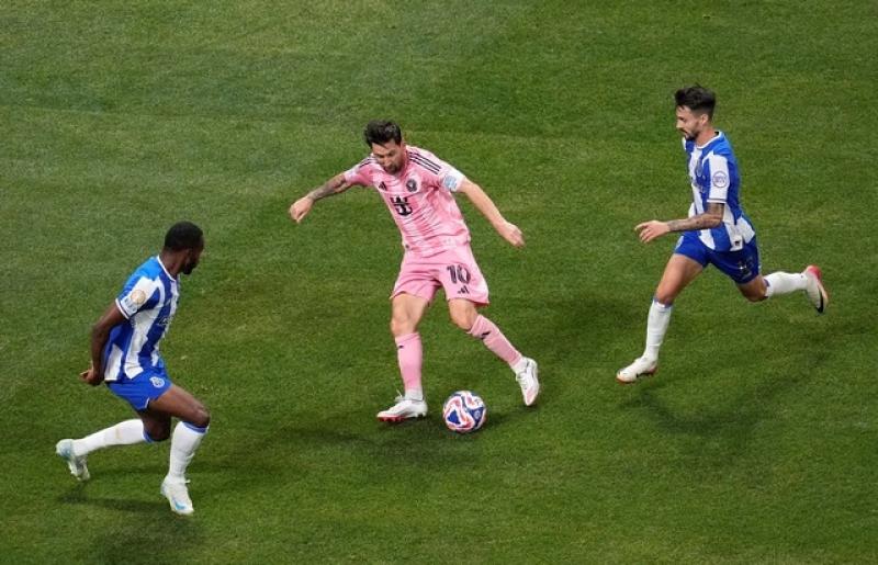 Messi ghi bàn siêu phẩm sút phạt, Inter Miami tiến gần vòng 16 đội Club World Cup - Ảnh 2.