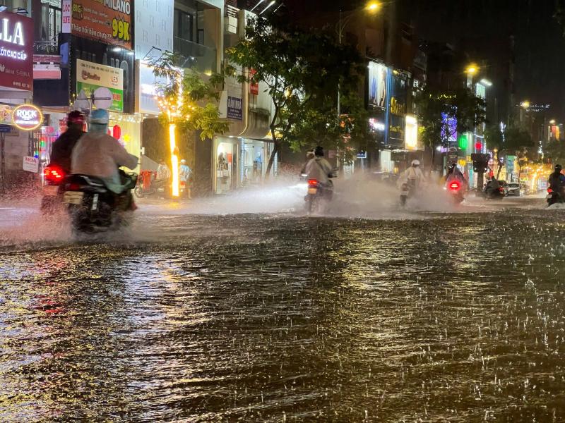 Mưa lớn do bão số 1, nhiều tuyến phố ở Đà Nẵng ngập sâu trong đêm- Ảnh 5.