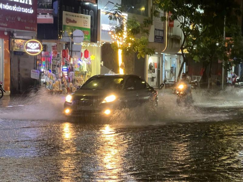 Mưa lớn do bão số 1, nhiều tuyến phố ở Đà Nẵng ngập sâu trong đêm- Ảnh 6.