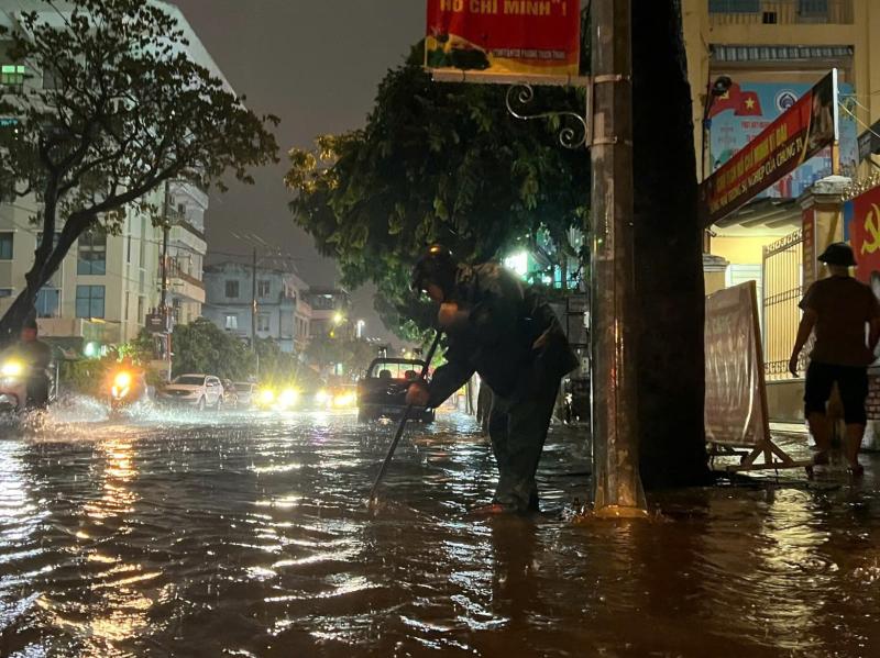 Mưa lớn do bão số 1, nhiều tuyến phố ở Đà Nẵng ngập sâu trong đêm- Ảnh 4.
