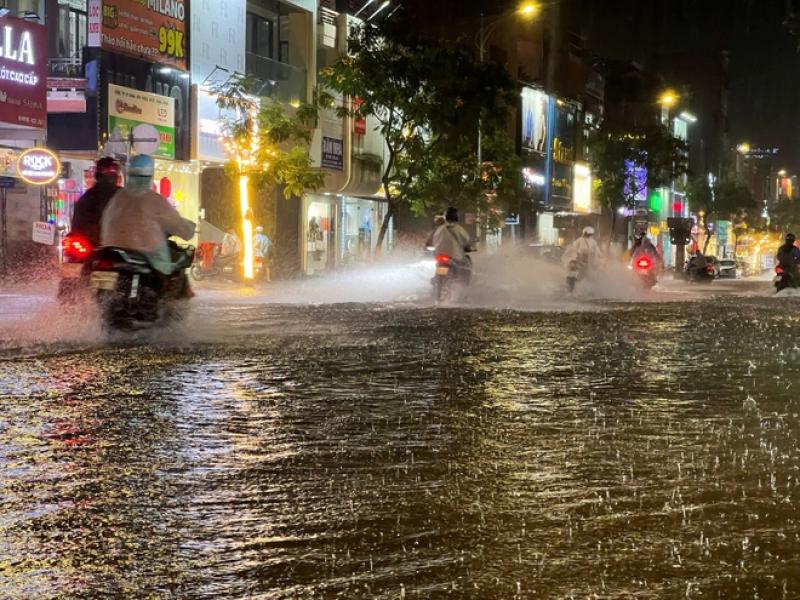Mưa lớn do bão số 1, nhiều tuyến phố ở Đà Nẵng ngập sâu trong đêm- Ảnh 9.
