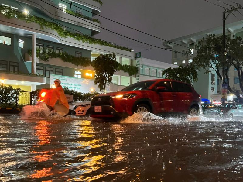 Mưa lớn do bão số 1, nhiều tuyến phố ở Đà Nẵng ngập sâu trong đêm- Ảnh 7.