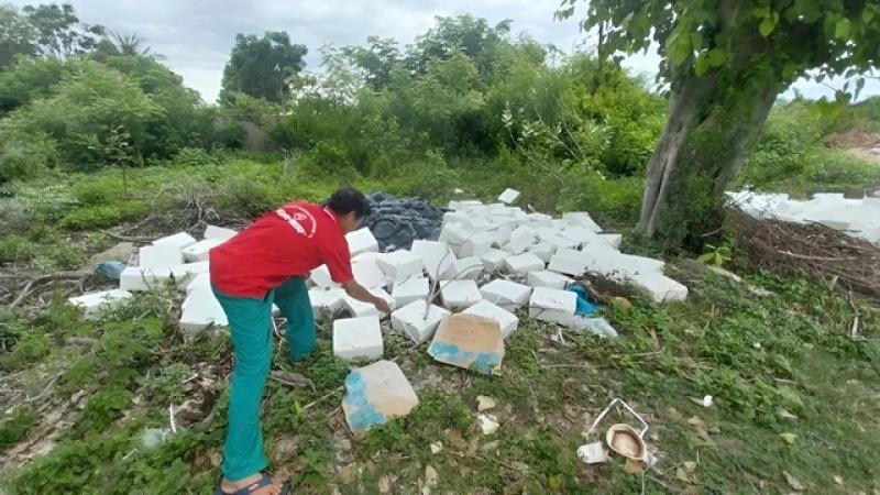 Ninh Thuận: Phát hiện phôi xà phòng không rõ nguồn gốc ven đường đê sông Dinh - Ảnh 2.