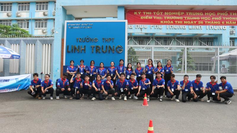 Tình nguyện viên thót tim kể lại phút chạy đua mang giấy tờ cho thí sinh - Ảnh 4.