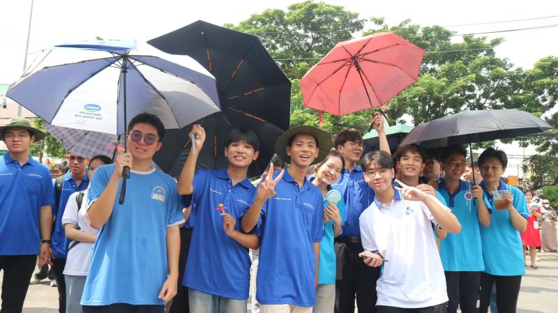 Tình nguyện viên thót tim kể lại phút chạy đua mang giấy tờ cho thí sinh - Ảnh 5.