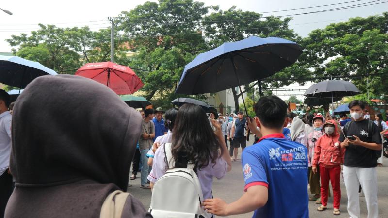 Tình nguyện viên thót tim kể lại phút chạy đua mang giấy tờ cho thí sinh - Ảnh 7.