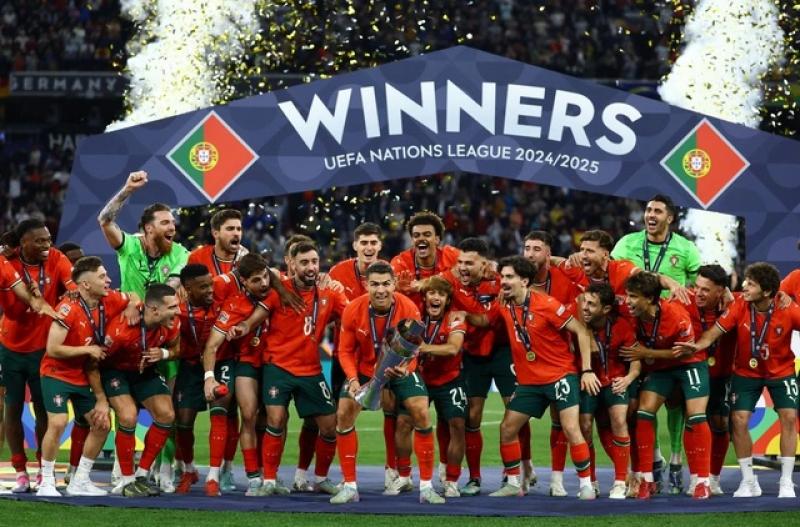 Ronaldo vượt Yamal cùng Bồ Đào Nha vô địch UEFA Nations League - Ảnh 1. Ronaldo vượt Yamal cùng Bồ Đào Nha vô địch UEFA Nations League - Ảnh 1.